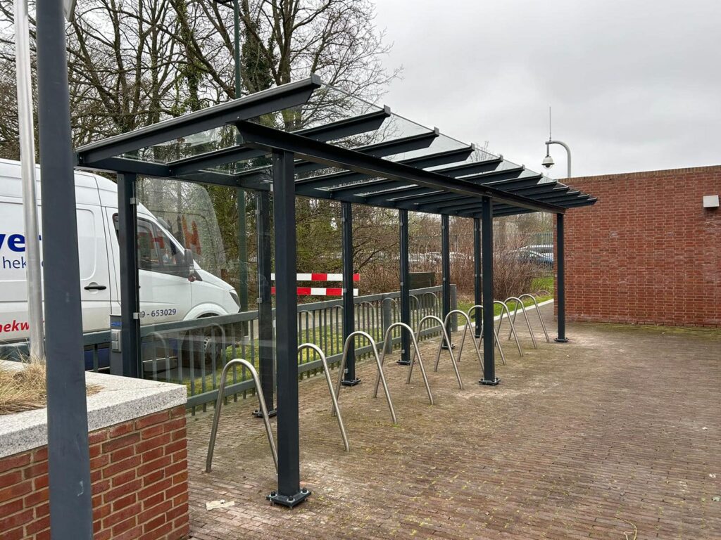 Moderne glazen fietsoverkappingen bij de Amerikaanse Ambassade in Den Haag 2 Fietsoverkapping City 7.5m lang met glazen dak en wanden bij de Amerikaanse Ambassade in Den Haag